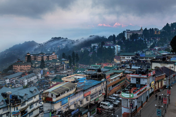 Morgenzeit von Darjeeling Stadtansicht aus der Vogelperspektive aufgenommen, West Bengal, Indien - Foto, Bild
