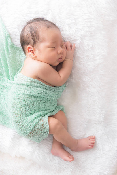 Pasgeboren 7 dagen oude baby jongen slaap op een roze omslag doek goed gevoel ontspannen - Foto, afbeelding