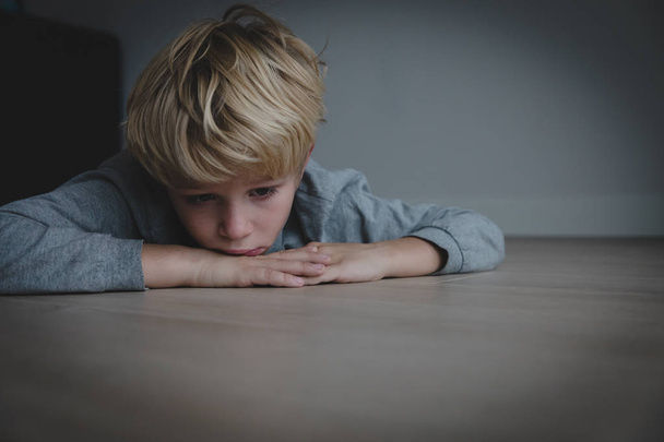 smutné, zdůraznil unavená vyčerpaná dítě doma - Fotografie, Obrázek