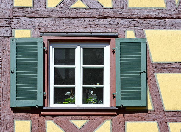 Pencere kepenkleri ile eski bir bina. Constance (Konstanz), Federal Almanya Cumhuriyeti 2018. - Fotoğraf, Görsel
