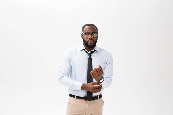 Portret van boos of geërgerd jonge African American man in de witte polo shirt kijken naar de camera met ontevreden expressie. Negatieve menselijke expressies, emoties, gevoelens. Lichaamstaal. - Foto, afbeelding