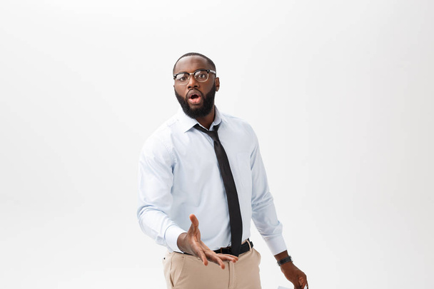 Portret van boos of geërgerd jonge African American man in de witte polo shirt kijken naar de camera met ontevreden expressie. Negatieve menselijke expressies, emoties, gevoelens. Lichaamstaal. - Foto, afbeelding