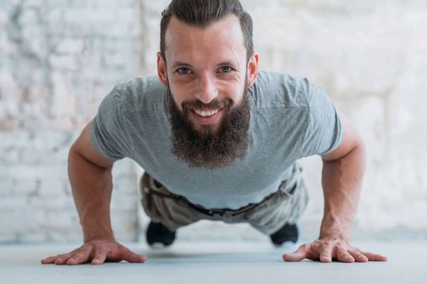 plank hold man training strength power exercising - Zdjęcie, obraz