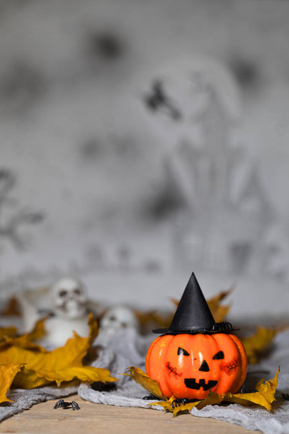 Calabaza naranja de miedo con sombrero de bruja. Fondo de Halloween. Primer plano.
 - Foto, Imagen