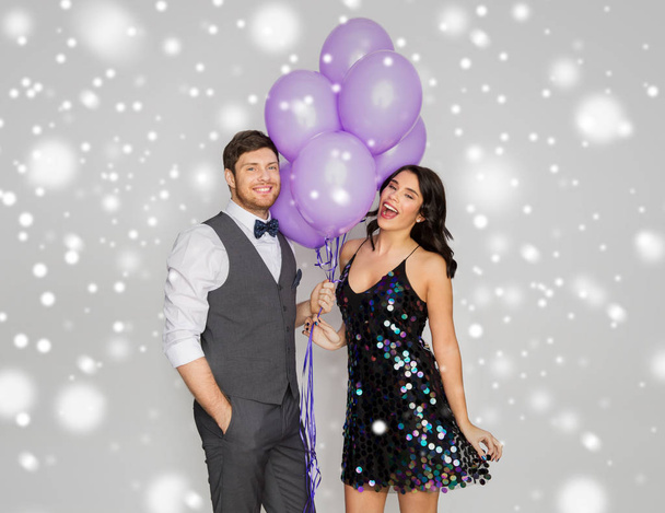 happy couple with ultra violet balloons at party - Фото, изображение