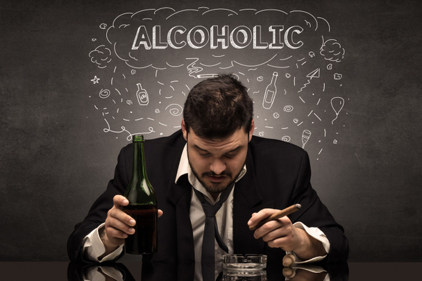 Opilý muž s pitím, drogami, kocovina, alkoholické, drogy koncept - Fotografie, Obrázek