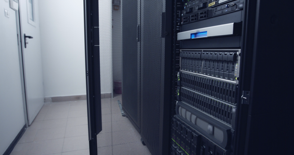 データ センターの大規模なサーバー ルーム - 映像、動画