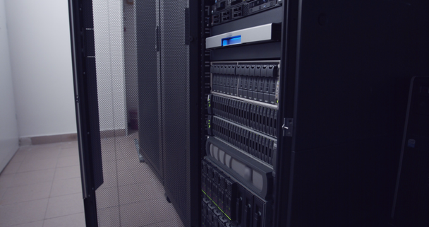 Data center grande sala de servidores
 - Filmagem, Vídeo