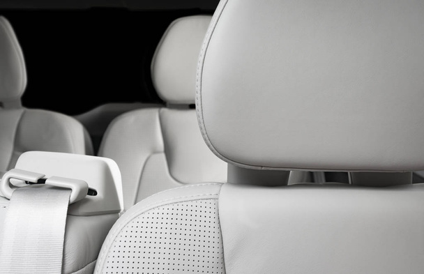 Λευκό, διάτρητο οδηγοί προσκέφαλο δέρμα, νέα σπορ καθισμάτων αυτοκινήτου  - Φωτογραφία, εικόνα