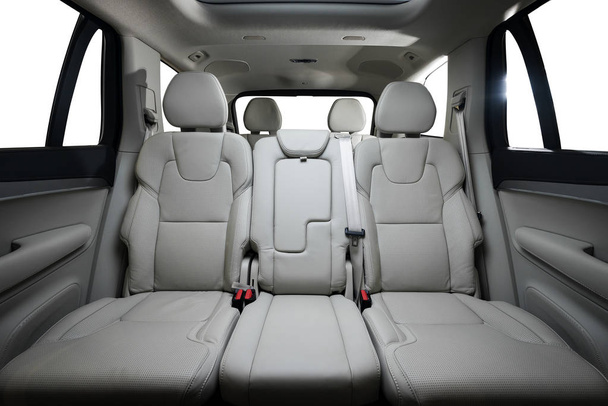 Terug zitplaatsen in moderne luxeauto, vooraanzicht, wit leer, geïsoleerd op wit, uitknippad opgenomen. - Foto, afbeelding