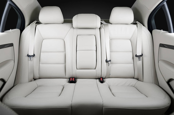 Задние пассажирские сиденья в современном роскошном автомобиле, фронтальный вид, белая кожа, изолированные, вырезка дорожки включены
 - Фото, изображение