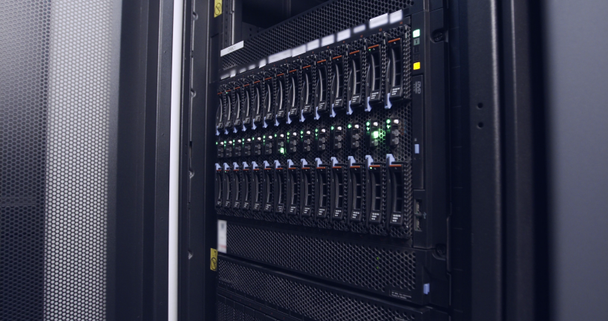 Close-up van het knipperen licht in een data center-servers - Video