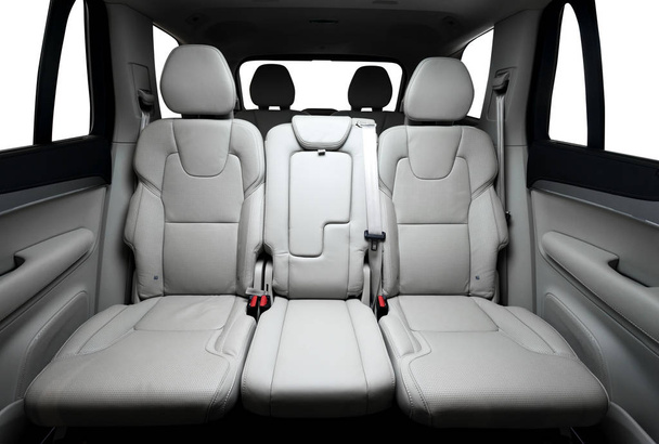 Assentos de passageiro traseiros em carro de luxo moderno, vista frontal, couro branco
 - Foto, Imagem