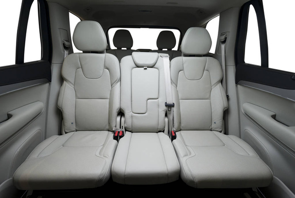 Tylne siedzenia pasażera w nowoczesnym luksusowym samochodzie, widok z przodu, biała skóra - Zdjęcie, obraz
