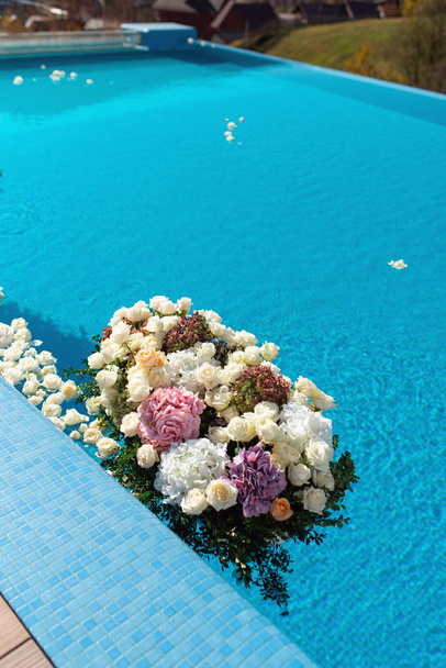 La piscina piena di fiori di rosa bianca. Decorazione di nozze
 - Foto, immagini