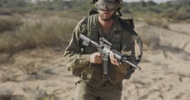 Soldado correndo em uma colina de areia durante o combate, sob fogo
 - Filmagem, Vídeo