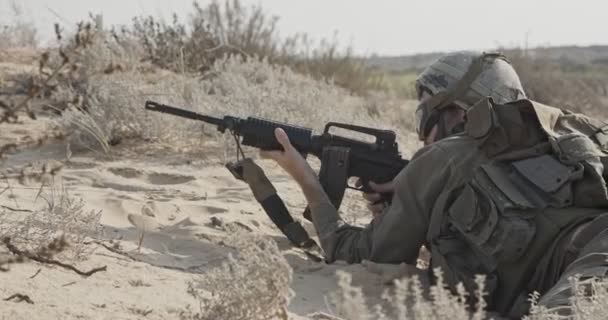 Izraelski żołnierz ukrycie przed ogniem wroga podczas walki - Materiał filmowy, wideo