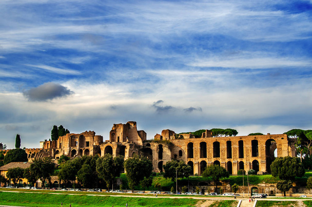 As ruínas de Chirko Massimo sob o céu azul de Roma
. - Foto, Imagem