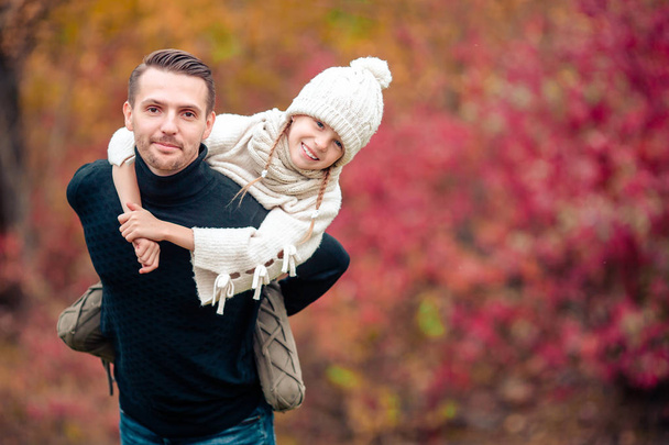 Familie mit Vater und Kind an schönem Herbsttag im Park - Foto, Bild