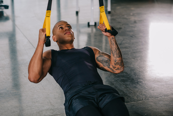 wysoki kąt widzenia african american sportowca ćwiczenie na taśmy do zawieszania siłowni - Zdjęcie, obraz