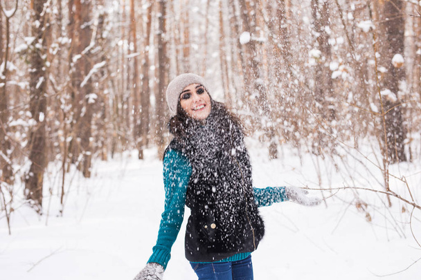 Šťastná dívka si hraje s sněhu v zasněženém lese venkovní - Fotografie, Obrázek