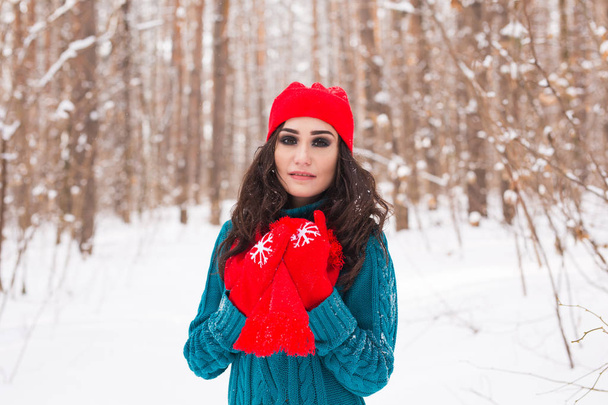 Inverno, temporada e conceito de pessoas - Jovem mulher bonita andando no parque nevado
 - Foto, Imagem
