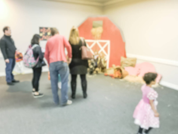 verschwommen abstrakten Kinder und Eltern genießen Indoor-Halloween-Party in der Schule in Texas, Amerika. defokussierte Kinder mit Kostümen bei Herbstspaßspielen, Shape Links - Foto, Bild