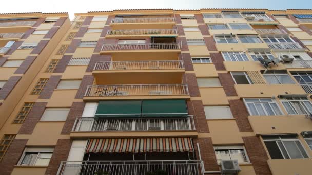 Residentieel gebouw met kleding opgehangen om te drogen en airconditioners - Video