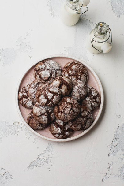 Chocolate brownie cookies in powdered sugar. Chocolate Crinkles. - Foto, Imagem