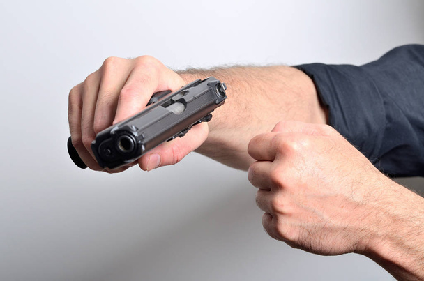 Ο άνθρωπος απειλές με όπλο, απειλητικό χειρονομία - Φωτογραφία, εικόνα