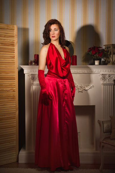 μοντέρνα κυρία σε ένα κόκκινο φόρεμα - Φωτογραφία, εικόνα