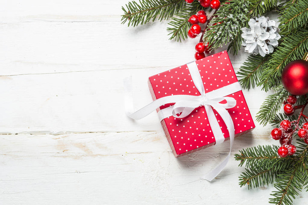 Χριστουγεννιάτικο φόντο με έλατο, παρόν κουτί και διακοσμήσεις  - Φωτογραφία, εικόνα
