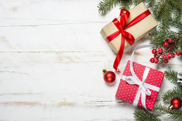 Рождественский фон с елкой, коробка подарков и украшения  - Фото, изображение