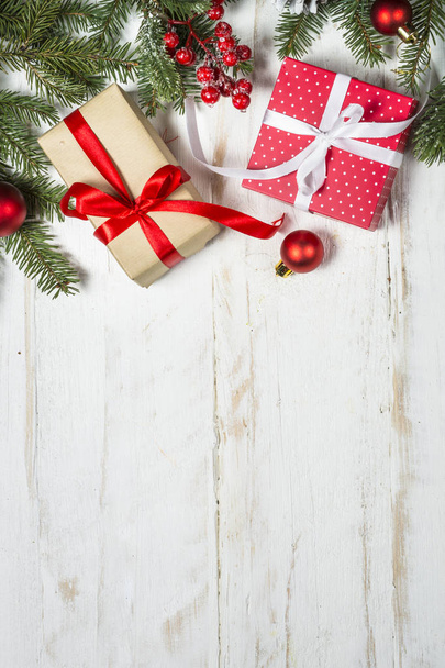 Sfondo natalizio con abete, scatola regalo e decorazioni  - Foto, immagini