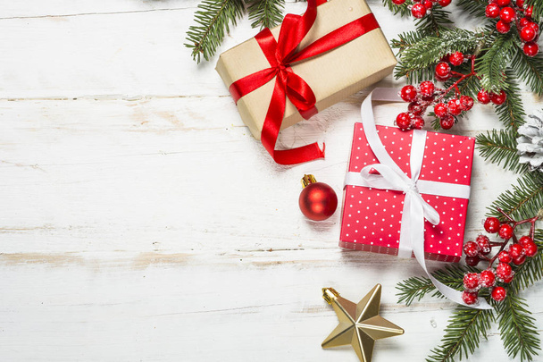 Fondo de Navidad con abeto, caja de regalo y decoraciones  - Foto, Imagen