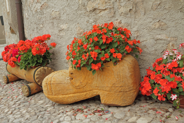 macetas de madera hechas a mano para plantas con flores en backyar país
 - Foto, imagen