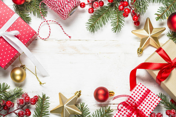Kerst achtergrond met dennenboom, geschenkdoos en decoraties  - Foto, afbeelding