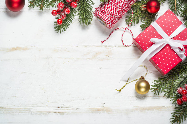 Рождественский фон с елкой, коробка подарков и украшения  - Фото, изображение