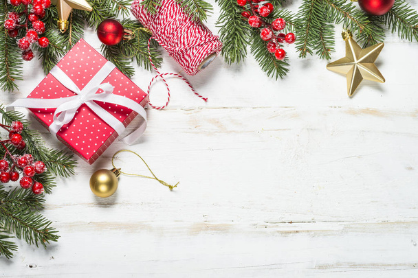 Weihnachten Hintergrund mit Tanne, Geschenkbox und Dekoration  - Foto, Bild