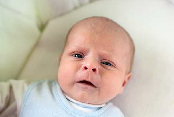 schattige babyjongen met blauwe ogen - Foto, afbeelding