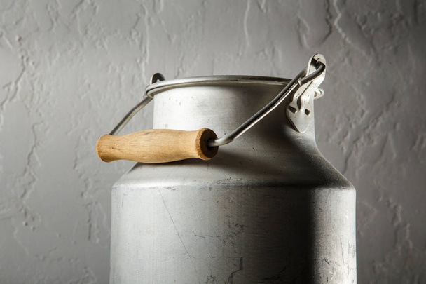 makro zobrazení staré druh bidon hliníku pro skladování mléka stojí na kuchyňském stole - Fotografie, Obrázek