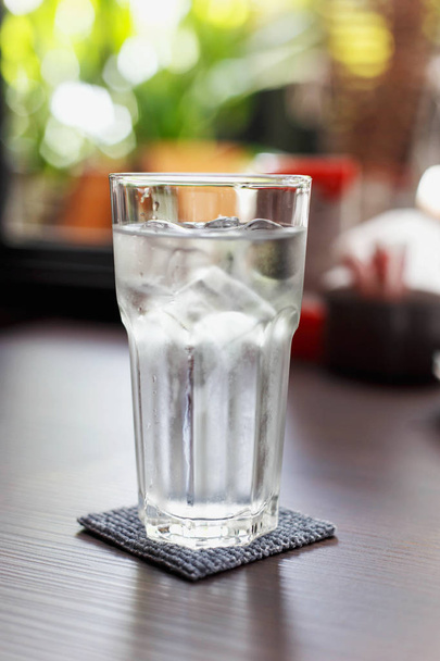 Najlepszy napój - szklankę zimnej wody pitnej na stole przed rozmycie tła - Zdjęcie, obraz