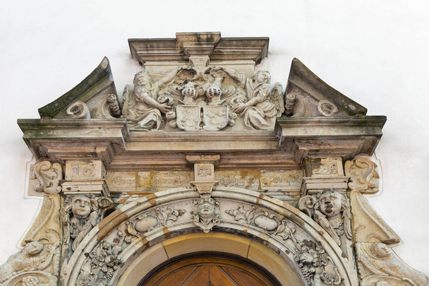 Скульптуры двери дома Риббек в Берлине, Германия. Это старейшее сохранившееся жилое здание и единственное сохранившееся здание в Берлине с позднего Ренессанса.
. - Фото, изображение