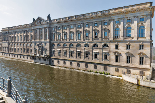 Edificio del río Spree y New Stables (en alemán: Neuer Marstall) en la isla de los Museos en Berlín, Alemania. El edificio histórico catalogado se encuentra en la Schlossplatz
. - Foto, imagen