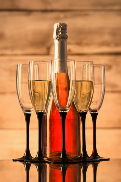 láhev šampaňského a brýle  - Fotografie, Obrázek