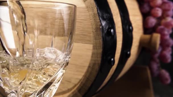 Αργή κίνηση κρασί ρίξτε σε ένα ποτήρι κρυστάλλινα εσωτερικη - Πλάνα, βίντεο