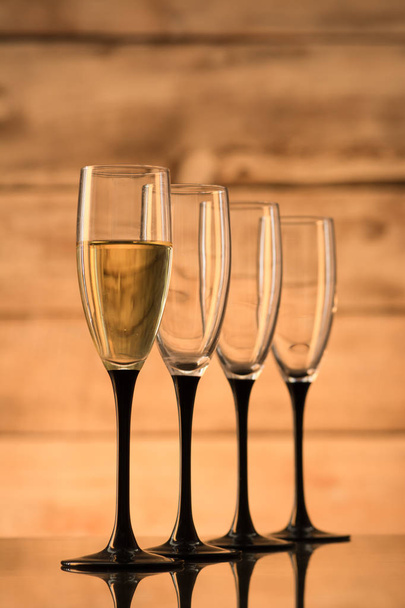 Bril met champagne en lege glazen - Foto, afbeelding