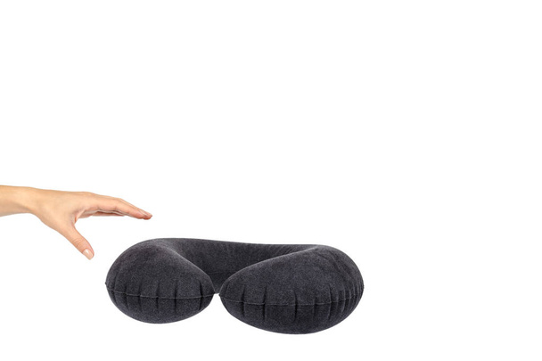 Надувная подушка для шеи с рукой для комфортного путешествия, изолированные на белом фоне, копия шаблона пространства
. - Фото, изображение