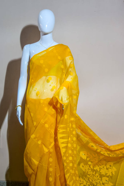Um saree de seda colorido indiano tradicional exibido para venda. Foco seletivo na face do modelo
 - Foto, Imagem