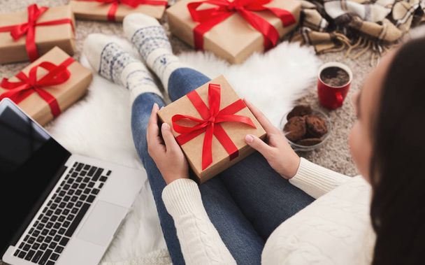 Ordering presents. Woman holding a Christmas gift - Photo, image